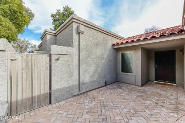 Scottsdale, AZ 85258,8137 E Del Laton Drive Drive