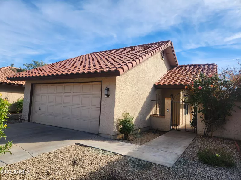 5215 E HALF MOON Drive, Phoenix, AZ 85044