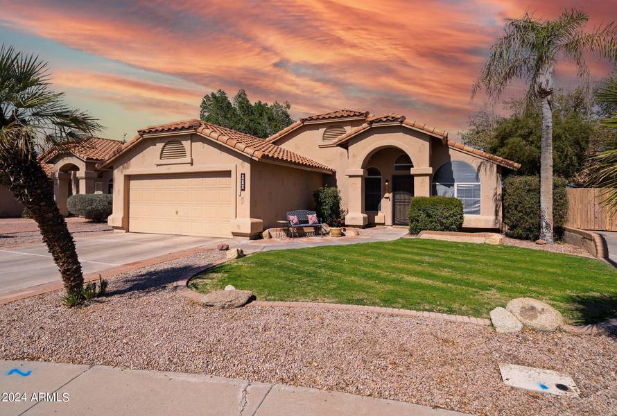 372 W SMOKE TREE Road, Gilbert, AZ 85233