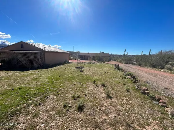 19219 E INDIAN HILLS Drive, Black Canyon City, AZ 85324