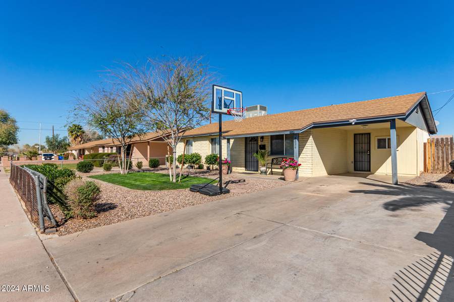 8236 W CHEERY LYNN Road, Phoenix, AZ 85033