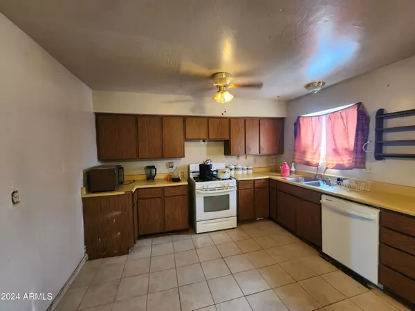 414 E CODY Drive, Phoenix, AZ 85040