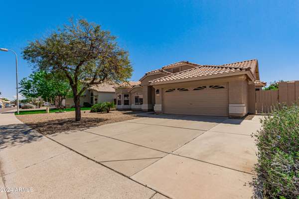 Gilbert, AZ 85233,913 W HORSESHOE Avenue