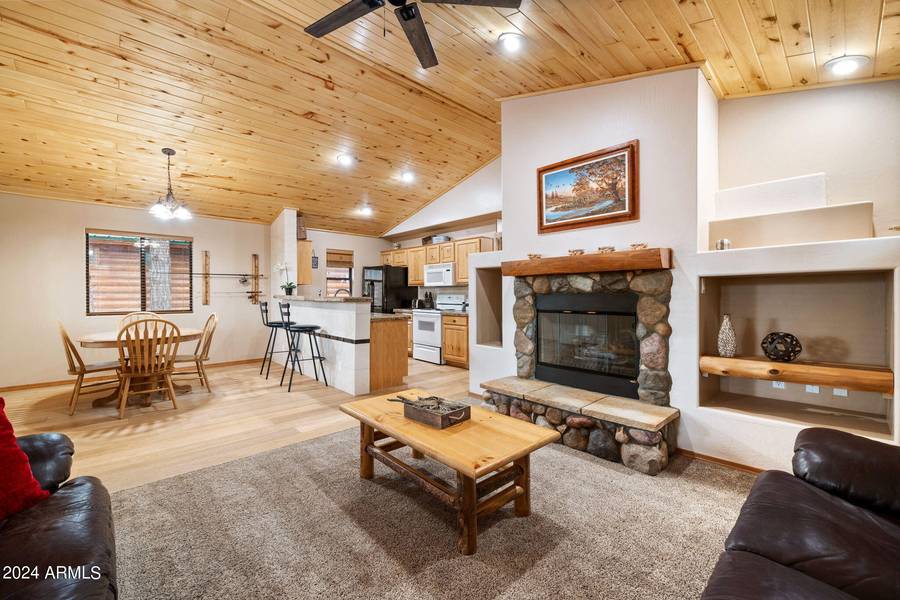 2706 HIGH PINE Loop, Overgaard, AZ 85933