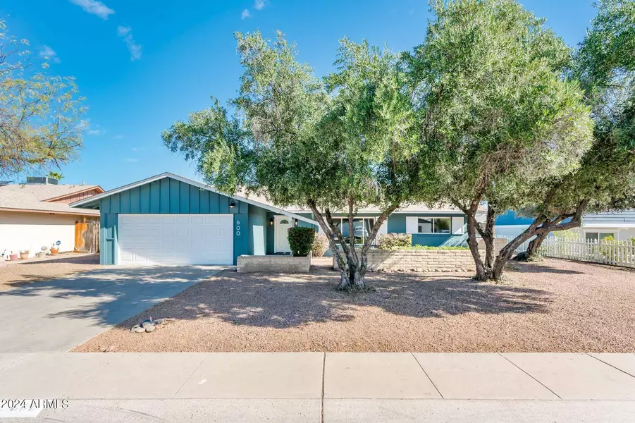 600 E CARSON Drive, Tempe, AZ 85282