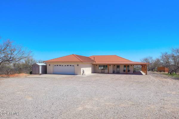 1061 S CATCLAW Lane, Benson, AZ 85602