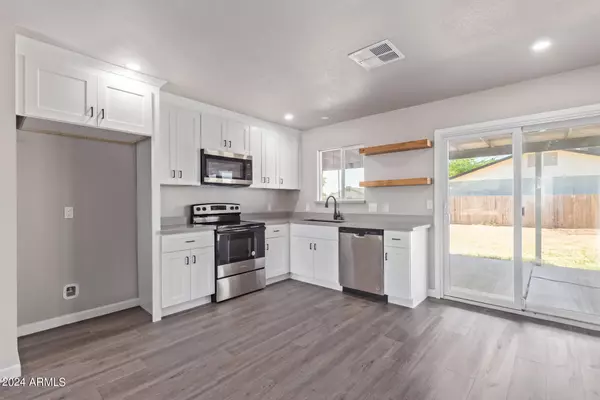 Phoenix, AZ 85033,7231 W FLOWER Street