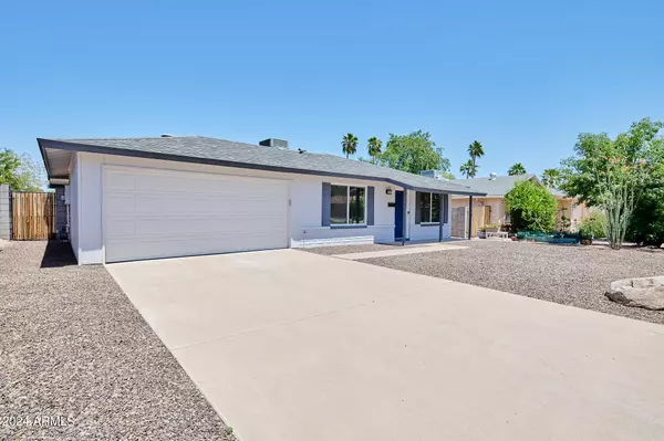 2318 E LAUREL Lane, Phoenix, AZ 85028