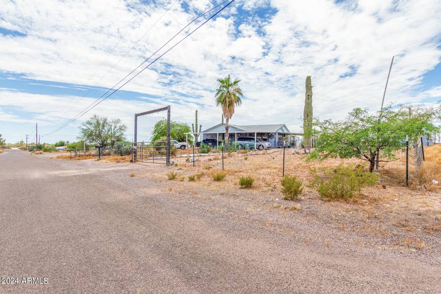 562 N VISTA Road, Apache Junction, AZ 85119