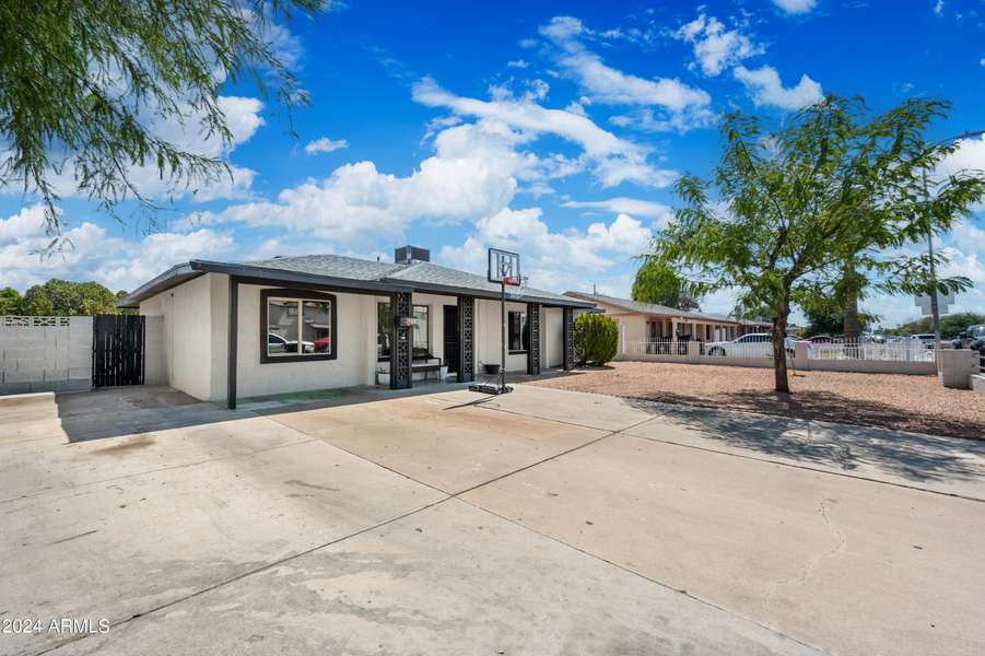 8055 W OSBORN Road, Phoenix, AZ 85033