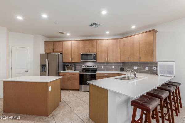 2511 W QUEEN CREEK Road #216, Chandler, AZ 85248