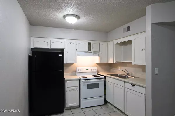 Phoenix, AZ 85032,2621 E GREENWAY Road #18