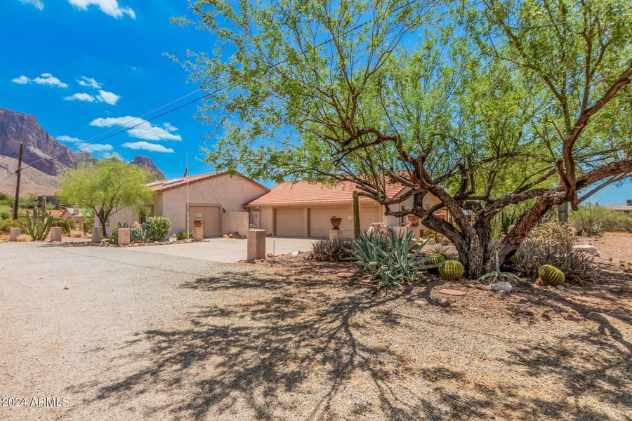 5365 E SAGEBRUSH Street, Apache Junction, AZ 85119