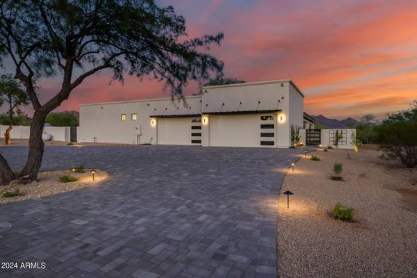 Scottsdale, AZ 85255,8433 E CAMINO VIVAZ Street