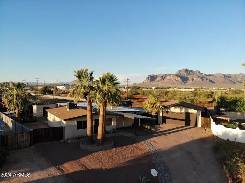 940 E DESERT Avenue, Apache Junction, AZ 85119