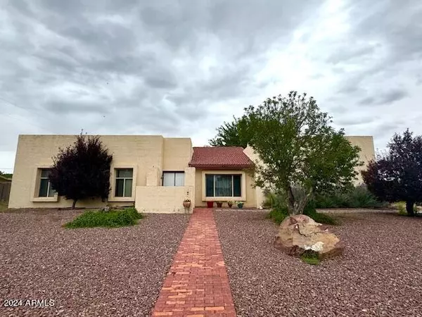 590 N 15th West Place Place W, St Johns, AZ 85936