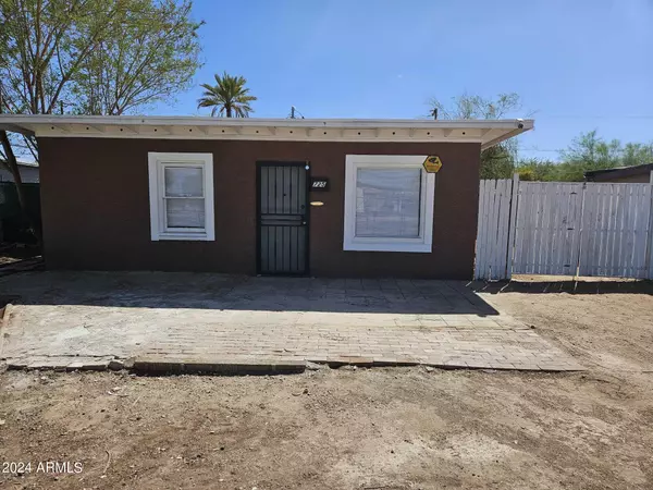 725 W SOUTHGATE Avenue W, Phoenix, AZ 85041