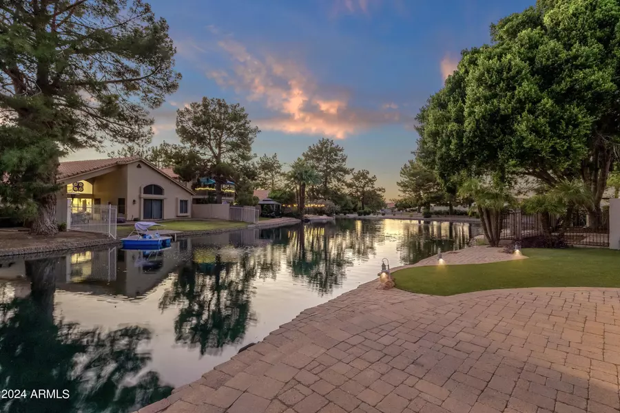 1526 S VILLAS Court, Chandler, AZ 85286