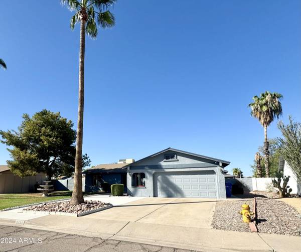 2720 E JOHN CABOT Road, Phoenix, AZ 85032