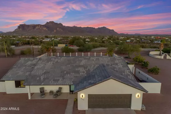 863 S STAGECOACH Road, Apache Junction, AZ 85119