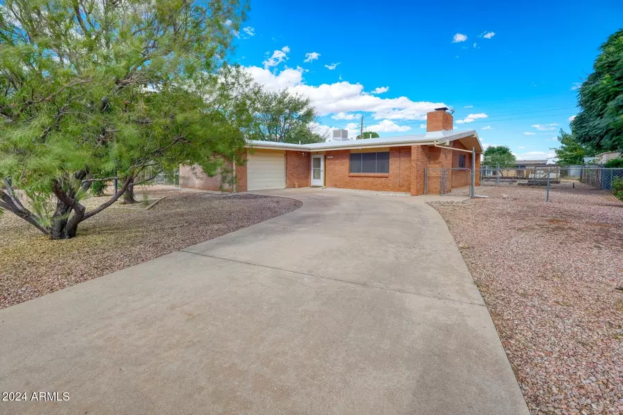 322 N FLYNN JANS Court, Pearce, AZ 85625