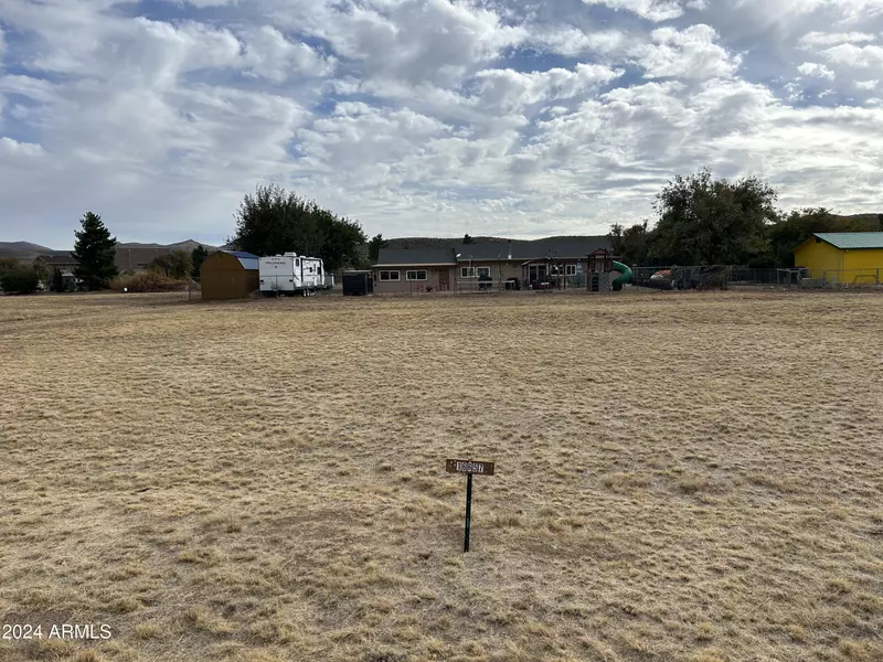 16657 W Unknown Indian Avenue #120, Peeples Valley, AZ 86332