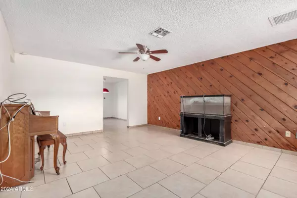 Phoenix, AZ 85033,7340 W GLENROSA Avenue