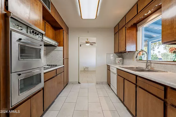 Phoenix, AZ 85014,6841 N 15TH Place