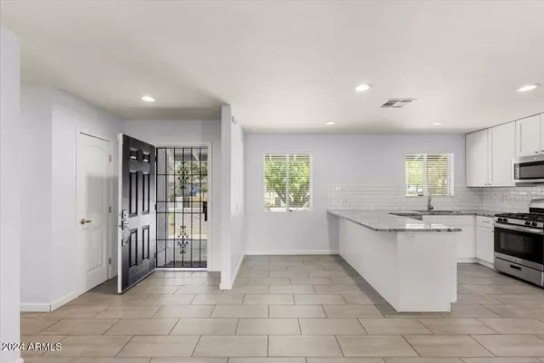 Phoenix, AZ 85014,907 E ROSE Lane