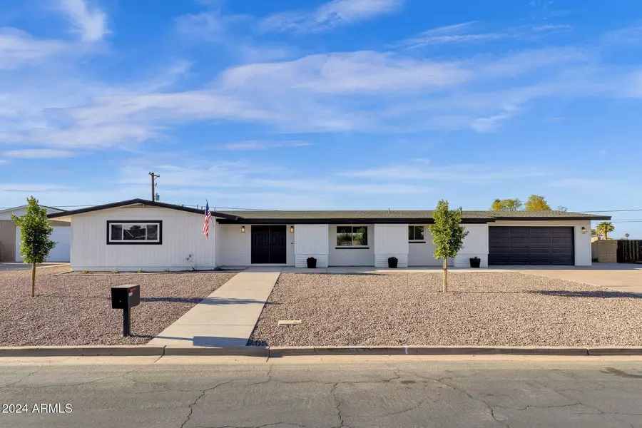 1030 W FAIRWAY Drive, Mesa, AZ 85201