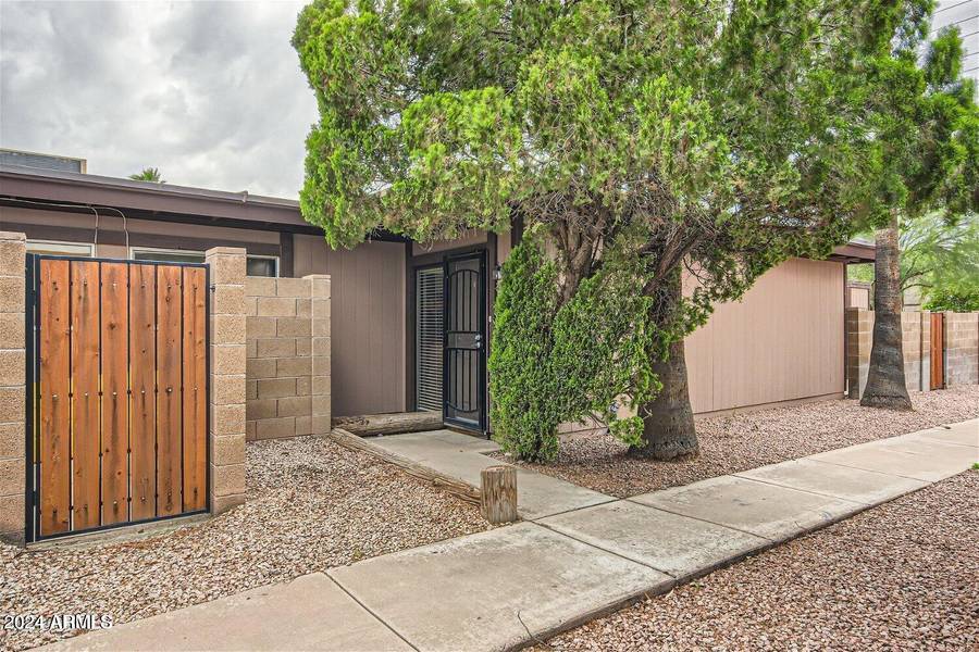 828 S HACIENDA Drive #B, Tempe, AZ 85281