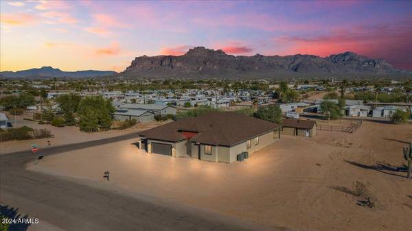 2009 S RAINDANCE Road, Apache Junction, AZ 85119