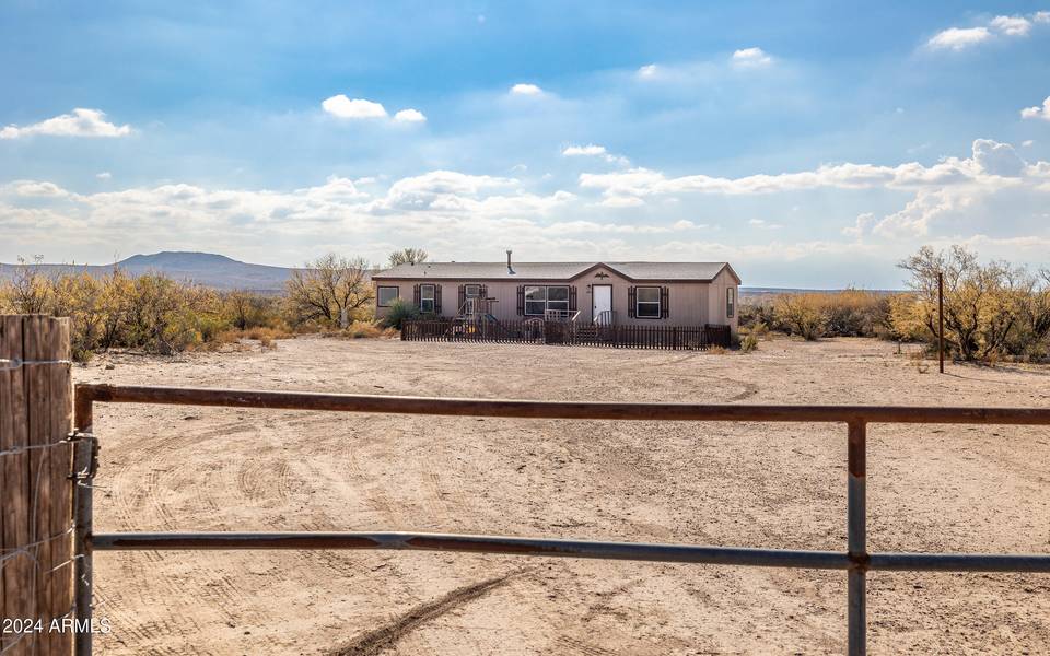 1880 E HOOTIN HOLLER Trail, Huachuca City, AZ 85616