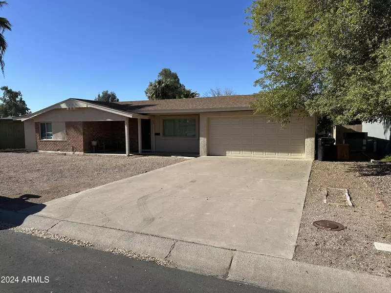 902 S SARANAC Avenue, Mesa, AZ 85208