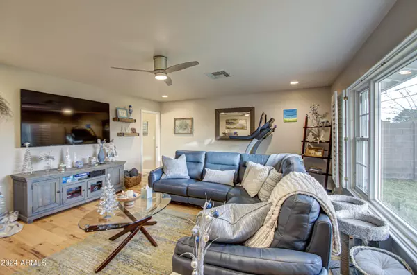 Phoenix, AZ 85020,127 E LOMA Lane