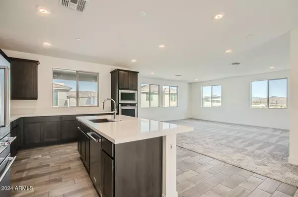 Phoenix, AZ 85085,2121 W SONORAN DESERT Drive #29