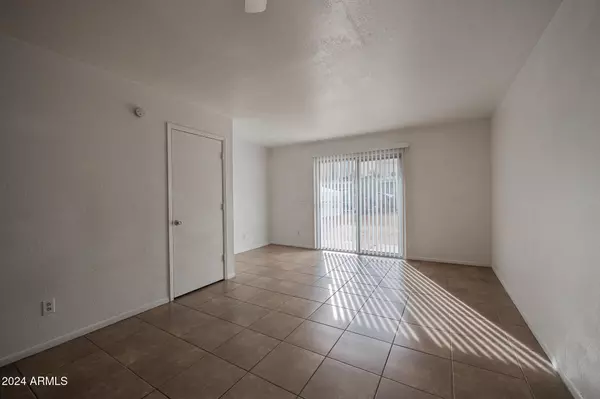 Phoenix, AZ 85032,2833 E KATHLEEN Road #101