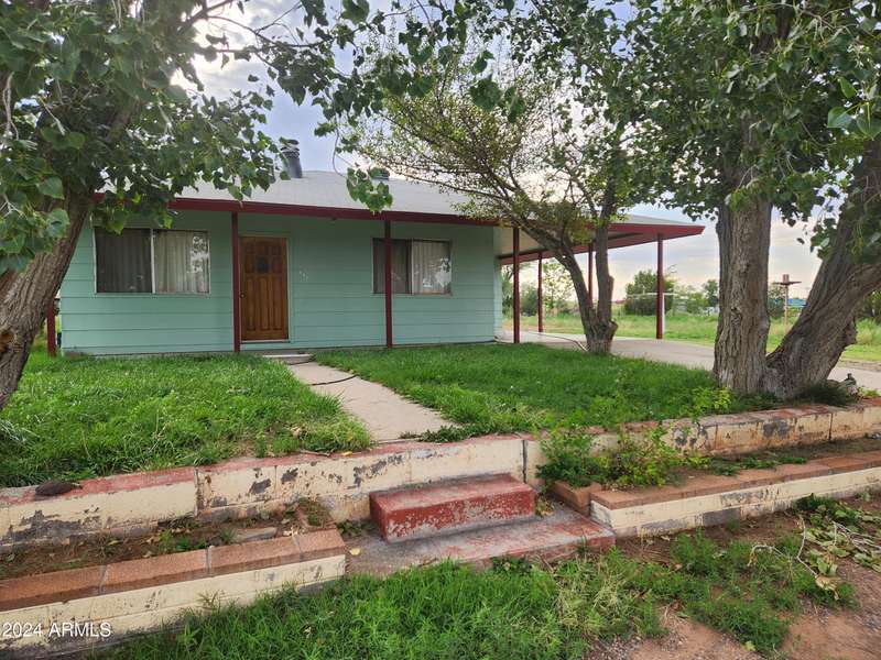 610 S 11th Place W, St Johns, AZ 85936