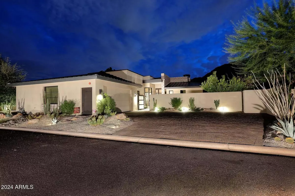 Paradise Valley, AZ 85253,5671 E HUNTRESS Drive