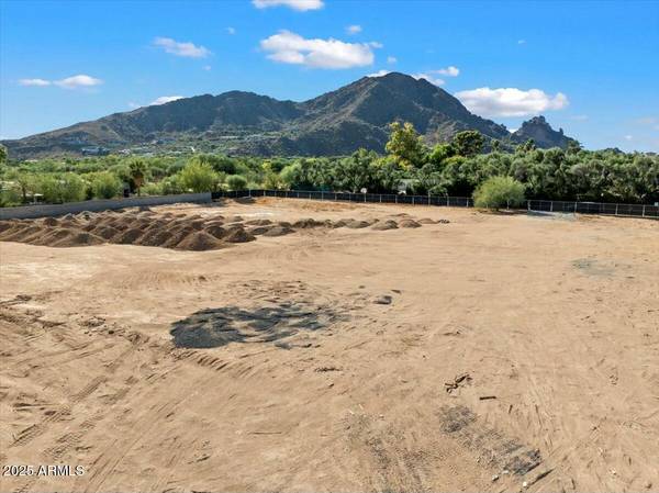 5823 N INVERGORDON Road #-, Paradise Valley, AZ 85253