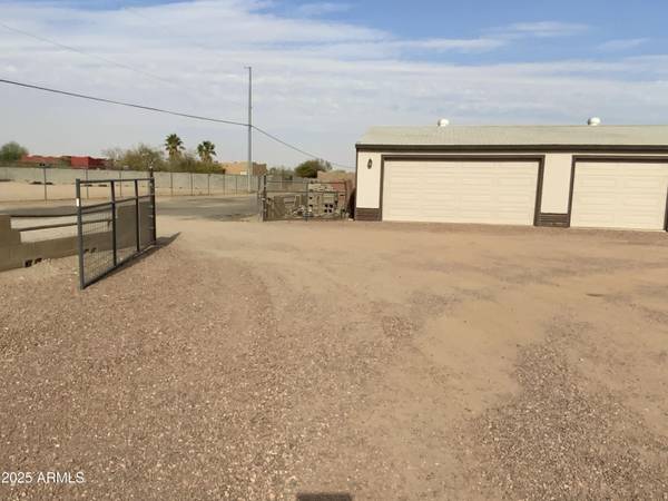 25132 W GAMBIT Trail, Wittmann, AZ 85361