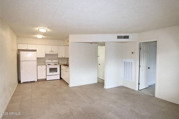 Phoenix, AZ 85032,2615 E GREENWAY Road #8