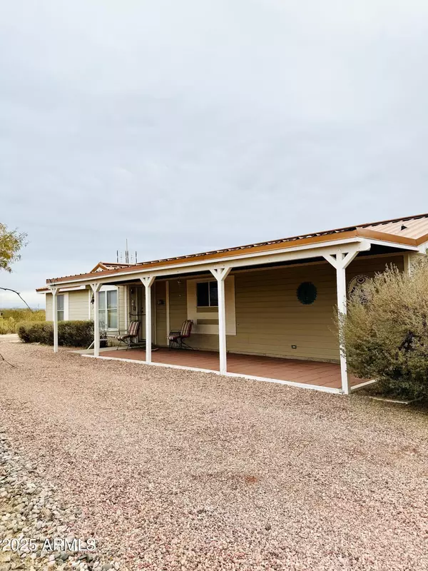 27670 S VILLAGE Avenue,  Congress,  AZ 85332