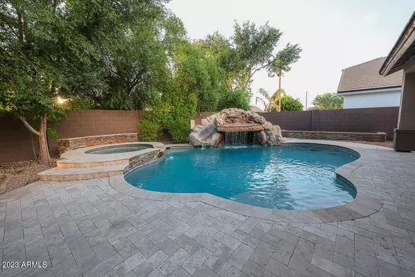 2740 S HONEYSUCKLE Lane, Gilbert, AZ 85295