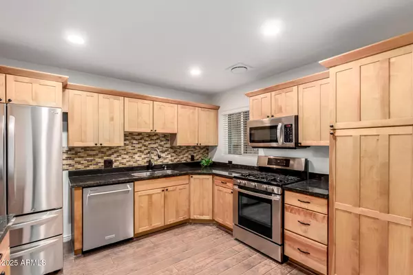 Phoenix, AZ 85013,909 W MARSHALL Avenue