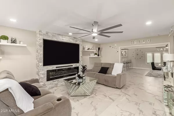 Phoenix, AZ 85023,2317 W DANBURY Road