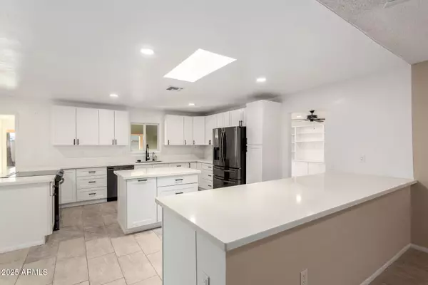 17642 N WHISPERING OAKS Drive, Sun City West, AZ 85375