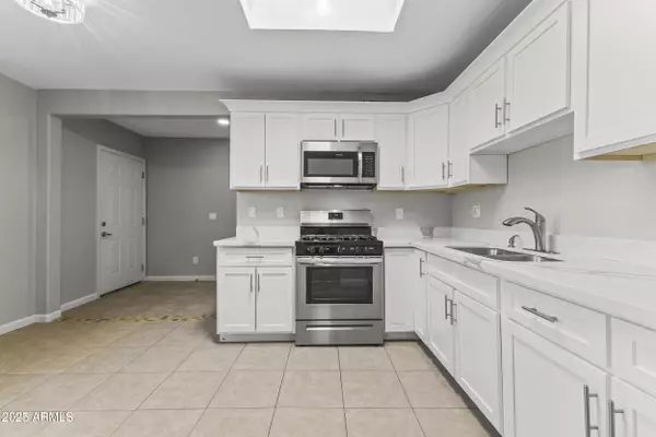 Phoenix, AZ 85020,1423 E CHOLLA Street