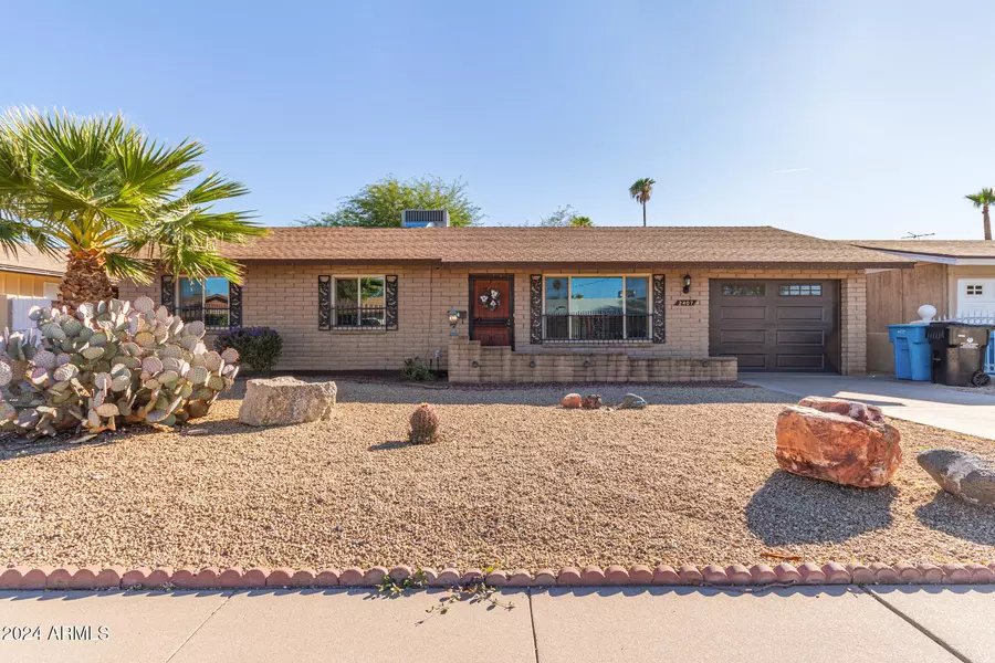 2407 W LAUREL Lane, Phoenix, AZ 85029