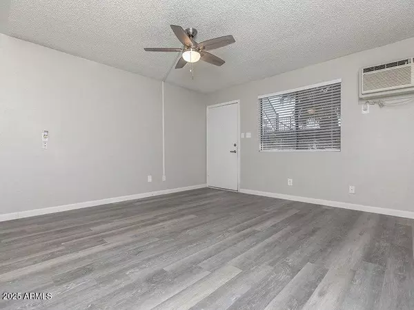 Glendale, AZ 85307,13517 W GLENDALE Avenue #1